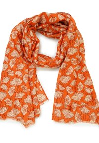 Lichte oranje sjaal van stof met een herhaald wit bladerenpatroon. De randen zijn rafelig, wat textuur aan het ontwerp toevoegt.