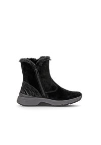 Schwarze Wildleder-Stiefeletten mit einem Reißverschluss, Kunstfellbesatz, strukturiertem Seitenpaneel und einer gepolsterten grauen Gummisohle. Einfaches, elegantes Design.