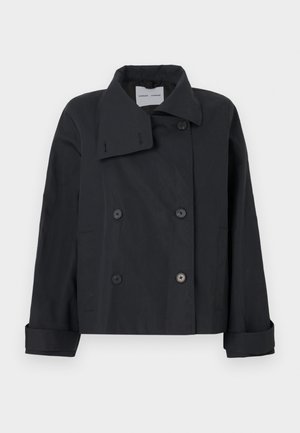 Zwarte dubbelgeknoopte jas met een grote kraag, gemaakt van gladde stof. Heeft knoopdetails en opgerolde mouwen. Minimalistisch ontwerp.