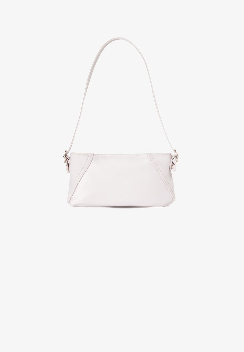 Biała skórzana torebka na krótkim pasku, prostokątny kształt, kanciaste akcenty i minimalistyczny design. Gładka tekstura i subtelne detale przeszycia.