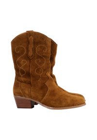 Botas de vaquero de ante marrón con una parte superior curvada, costuras decorativas y un tacón de madera apilada. El diseño presenta patrones ondulados en los laterales.