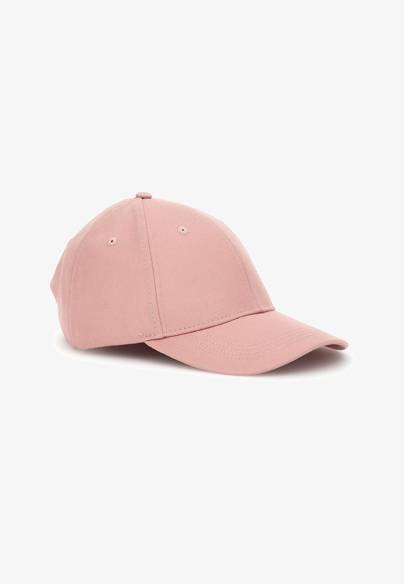 Casquette de baseball en coton rose clair avec une visière incurvée et des œillets de ventilation cousus sur un fond blanc.