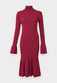 Geripptes Strickkleid in Burgunderrot mit hohem Kragen, langen Ärmeln, ausgestellten Bündchen und Volant-Saum. Glatte Textur mit vertikalen Linien.