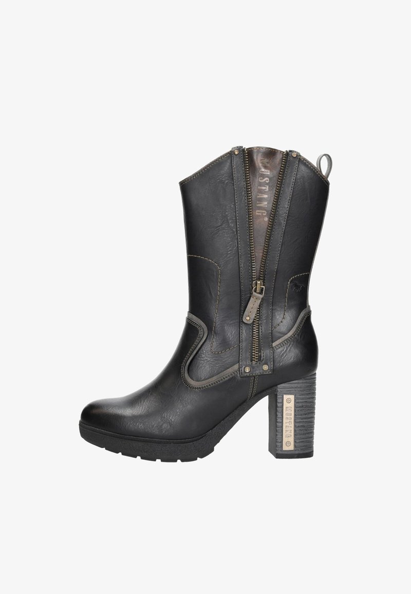 Zwarte leren enkelboot met een rits aan de zijkant, gestikte details en een gestructureerde blokhak. Voorzien van een ronde neus en een trekpull.