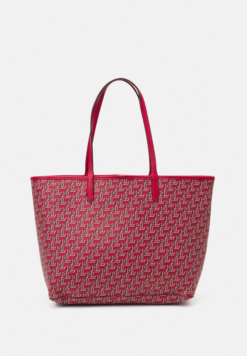 Sac cabas rouge avec doubles anses, recouvert d'un motif géométrique blanc sur un tissu texturé.