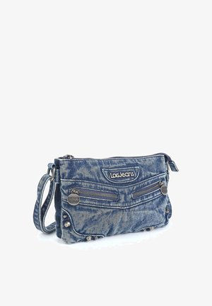 Bolso bandolera de mezclilla azul con varios bolsillos con cremallera, detalles plateados y una correa para el hombro. Tiene un parche con el logo en el frente.