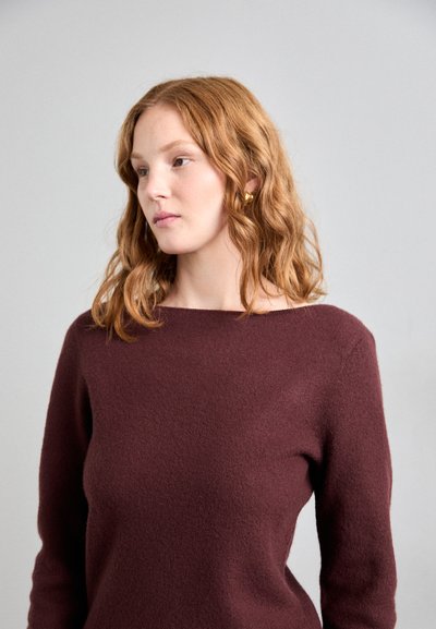 Burgunderfarbener Strickpullover mit einem Schiffsausschnitt, langen Ärmeln und strukturiertem Stoff, der eine weiche Haptik aufweist.