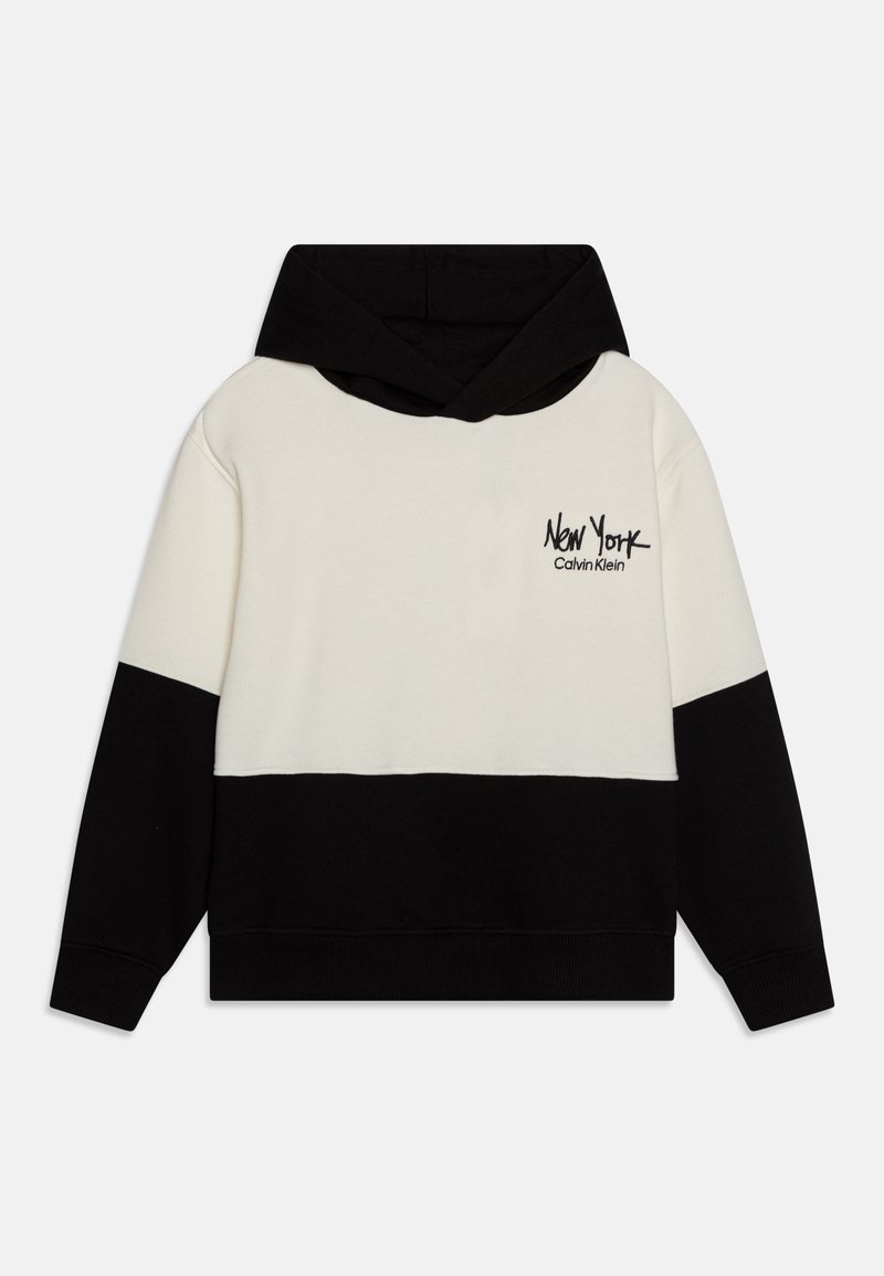 Felpa con cappuccio nera e crema, caratterizzata da un design a blocchi. Include le scritte "New York" e "Calvin Klein" ricamate in nero. Tessuto morbido.