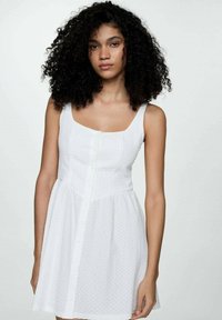 Abito in cotone bianco con un motivo testurizzato, scollatura quadrata, spalline sottili e chiusura frontale con bottoni; design con gonna svasata.