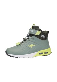 Wasserabweisender grüner Sneaker mit schwarzen Akzenten, ausgestattet mit einem strukturierten Obermaterial, verstellbarem Riemen und sichtbarer Luftpolsterung in der Sohle.