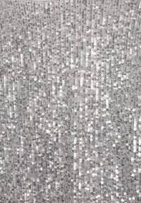 Krupni plan gusto zbijenih srebrnih šljokica na tkanini, koje reflektiraju svjetlost s blistavim, svjetlucavim učinkom.