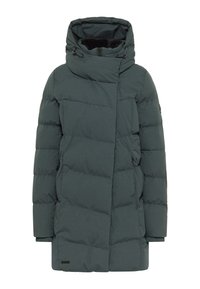 Chaqueta acolchada verde oscuro con cuello alto, cierre de cremallera y secciones horizontales cosidas; cuenta con puños acanalados y un acento de logo.