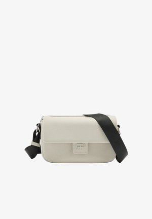 Mała beżowa torba na ramię z klapką i szerokim czarnym regulowanym paskiem, z subtelnym logo wytłoczonym z przodu.
