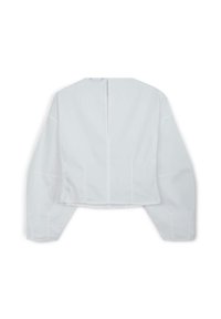Blusa bianca cropped con maniche lunghe, caratterizzata da uno spacco sul retro e cuciture pulite. Il tessuto appare liscio senza motivi o dettagli visibili.