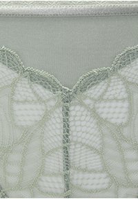 Dessous aus hellgrünem Stoff mit floralen Spitzenverzierungen und einem glatten Satinabschluss entlang der oberen Kante.