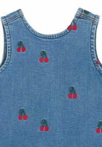 Denim top brez rokavov z rdečo vezenino češenj in zelenimi listi, okroglim izrezom in svetlo modro tkanino z rahlo teksturo.