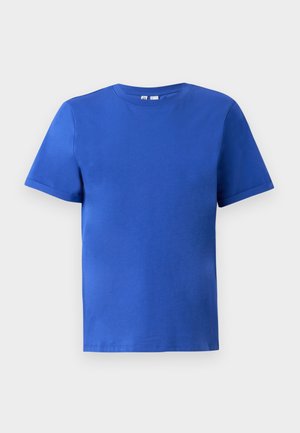 Camiseta de manga corta en algodón azul brillante, con cuello redondo y una textura suave sin patrones o acentos visibles.