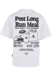 Camiseta blanca con texto negro e ilustraciones de una hamburguesa, patatas fritas y una bebida, promocionando un evento de comida para la carrera del domingo en Düsseldorf.