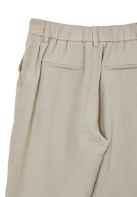 Pantaloni in lino beige con una ampia fascia elastica in vita, caratterizzati da due tasche laterali e sottili dettagli plissettati vicino alla vita.