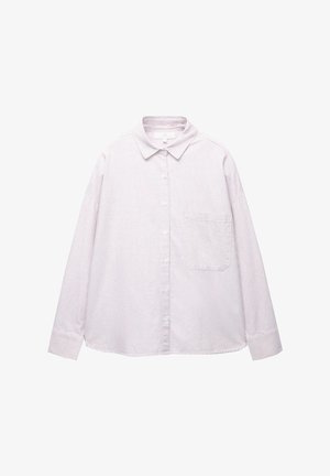 Pitkähihaisella, napilla suljettavalla paidalla, jossa on vaaleanpunaisia ja valkoisia pystysuoria raitoja sekä etutasku, esillä valkoista taustaa vasten.