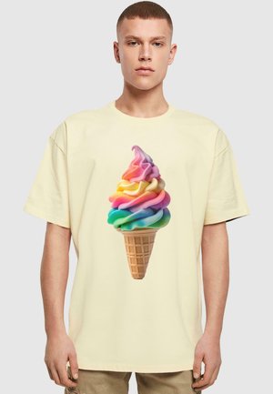 Lys gul t-shirt med et farverigt isvaffel-grafik, der har virvler af pink, lilla, gul, blå og grøn; væsken har en tekstureret vaffel.