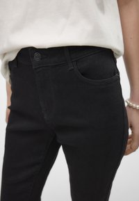 Vero Moda Vaqueros pitillo - black