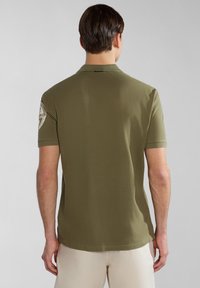 Olivově zelené polo tričko z hladké bavlny, s krátkými rukávy a logem na levém rameni. Jednoduchý design s klasickým límečkem.