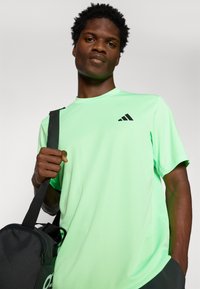 adidas Performance TRAIN ESSENTIALS - Camiseta deportiva - lime burst/black