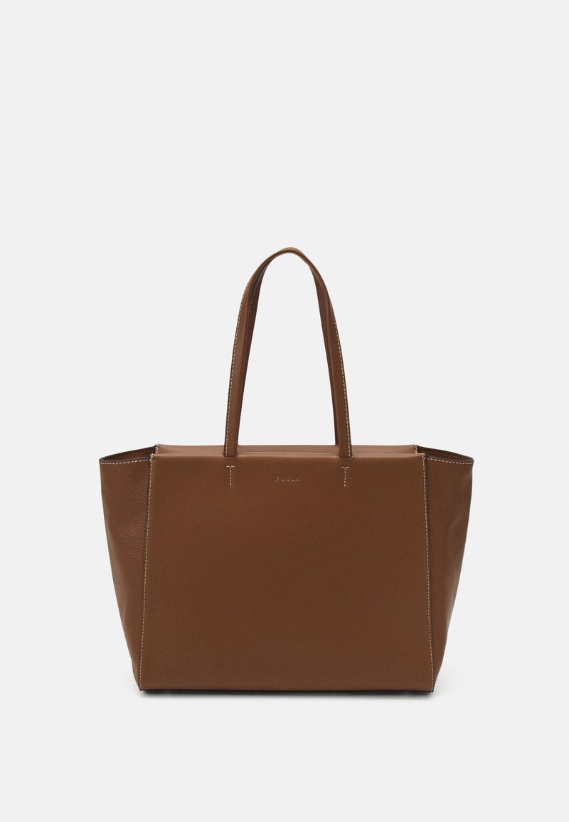 Sac fourre-tout en cuir marron avec deux poignées d'épaule, forme rectangulaire et coutures visibles sur un fond uni clair.