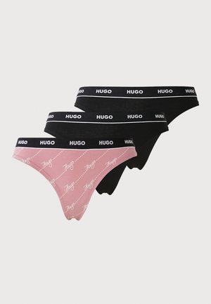 Tři páry tanga HUGO: dva v jednobarevné černé a jeden růžový s bílým vzorem loga. Obsahuje elastický pás s logem.