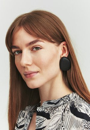 TATUUM, ARTICLE TAG: - ARTICLE NAME: ILIA - Pendientes - dark brown