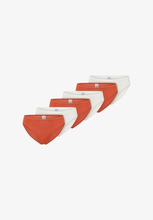 Zes paar katoenen damesonderbroeken in afwisselend terracottaroze en wit, gevouwen en in een verspringende lijn neergelegd.