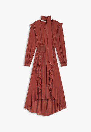 Abito lungo a maniche lunghe color ruggine con orlo asimmetrico, dettagli arricciati sul davanti e sulle maniche, vita arricciata e collo con lunga cravattina.