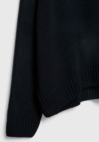 Ciemnogranatowy sweter o dzianinowej fakturze, luźnym kroju, z prążkowanym wykończeniem na dole i mankietach, co zapewnia większą trwałość i atrakcyjny wygląd.