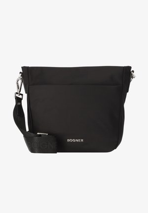 Borsa a spalla nera realizzata in materiale resistente con un design elegante. Presenta una tasca anteriore, una tracolla regolabile e un dettaglio con logo argentato.