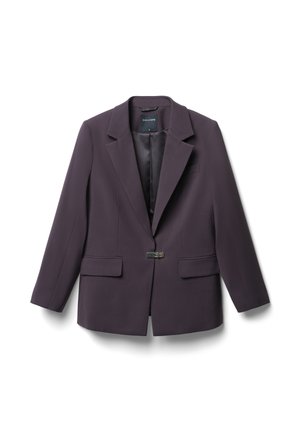 Blazer violet foncé avec une fermeture à un bouton à l'avant, deux poches extérieures et des revers crantés. Tissu lisse et structuré avec une coupe ajustée.