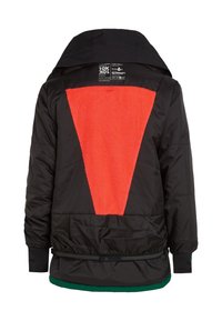 Zwarte gewatteerde jas met een rode driehoekige pluche paneel op de rug, verstelbare tailleband en een capuchon. Labels zichtbaar binnen in de kraag.