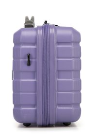 Maleta rígida morada con una superficie texturizada, forma rectangular, cierre de doble cremallera y mango telescópico en la parte superior.