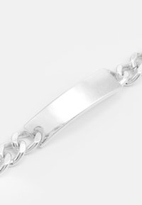Bracelete em corrente de prata com um elo retangular plano ao centro, acabamento polido e textura de superfície suave.