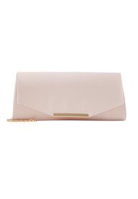 Jasnoróżowy satynowy kopertówka z prostokątnym zapięciem w kolorze złotym i częściowo widocznym łańcuszkowym paskiem na białym tle.
