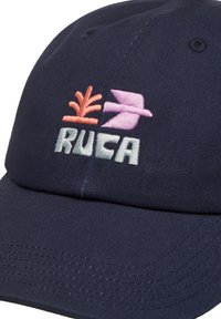 Gorra de béisbol azul marino con gráficos bordados en coral y rosa, que presenta el texto "RUCA" en verde claro, y un ala estructurada.