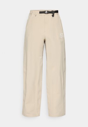 Beige cargo bukser med en afslappet pasform, der har et sort justerbart bælte, sidelommer og et broderet design nær taljen.