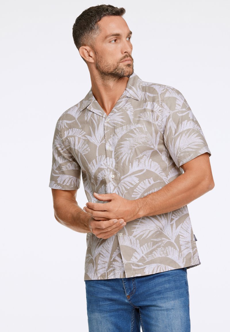 Korte mouwen blouse met knopen in tan met witte bladvormen, gemaakt van lichtgewicht stof, met een casual kraag en rechte zoom.