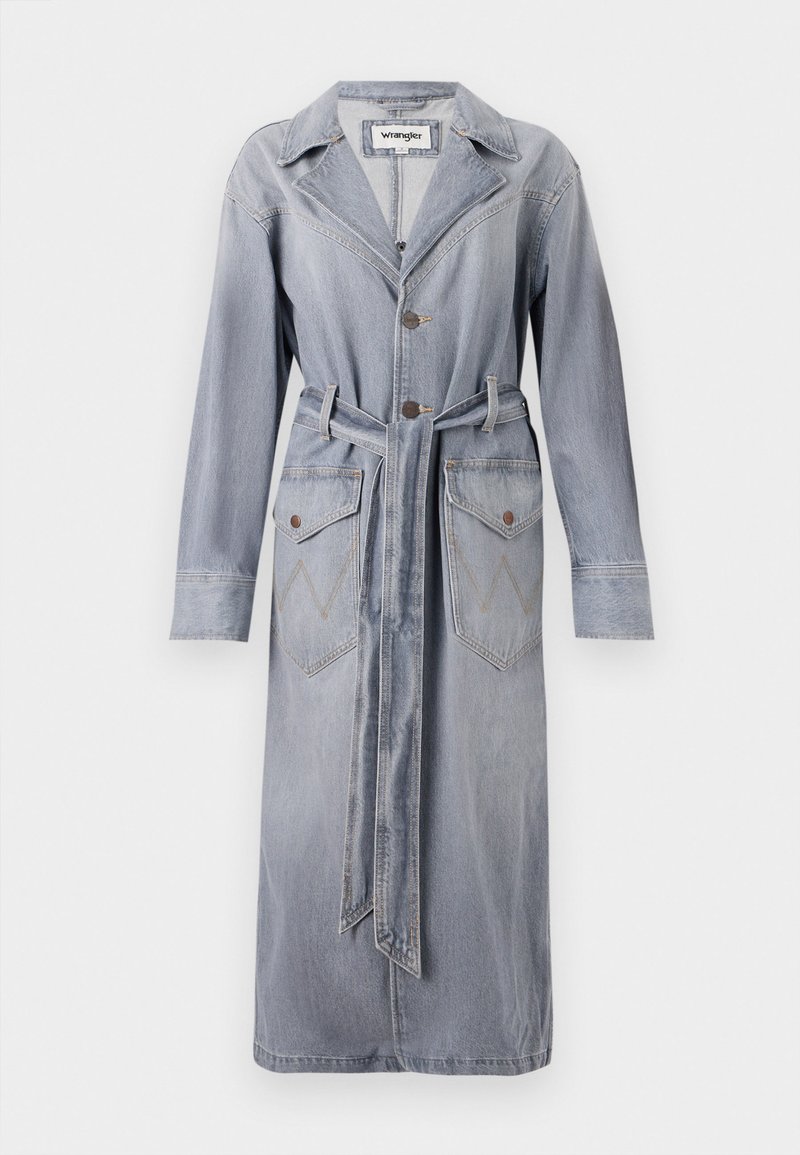 Langer Denim-Mantel in Hellblau mit Kragen, Knopfverschluss, Taillengürtel und zwei Fronttaschen mit Zickzack-Stickmustern.