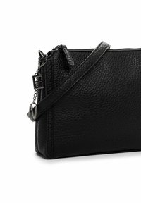 Bolso bandolera de piel negra con textura granulada, cierre de cremallera, correa ajustable y detalles metálicos. Presenta el logotipo en el lateral.