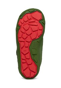 Suola della scarpa in gomma verde con un motivo di battistrada rosso testurizzato. Presenta forme triangolari e esagonali per la presa e la trazione. Misura 28.
