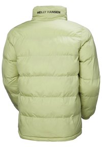 Bunda do deště ve světle zelené barvě, s vodorovným prošíváním, vysokým límcem a názvem značky "Helly Hansen" vytištěným na zadní straně.