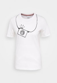 Camiseta de algodón blanca con un dibujo en línea negra de una cámara con una correa. Manga corta y cuello redondo.