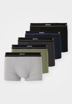 Fem par par herreboxershorts i grå, olivengrøn, mørkegrå, marineblå og sort, med elastiske BOSS-logoer i taljen.