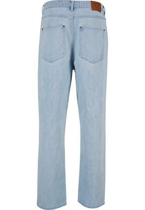 Jeans din denim de un albastru deschis, cu broderie în formă de flacără realizată cu fire deschise pe spate. Dispune de două buzunare la spate și etichetă din piele la talie.